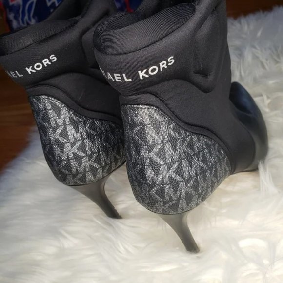 MICHAEL KORS UMA LEATHER AND SCUBA ANKLE BOOTS - Picture 8 of 8